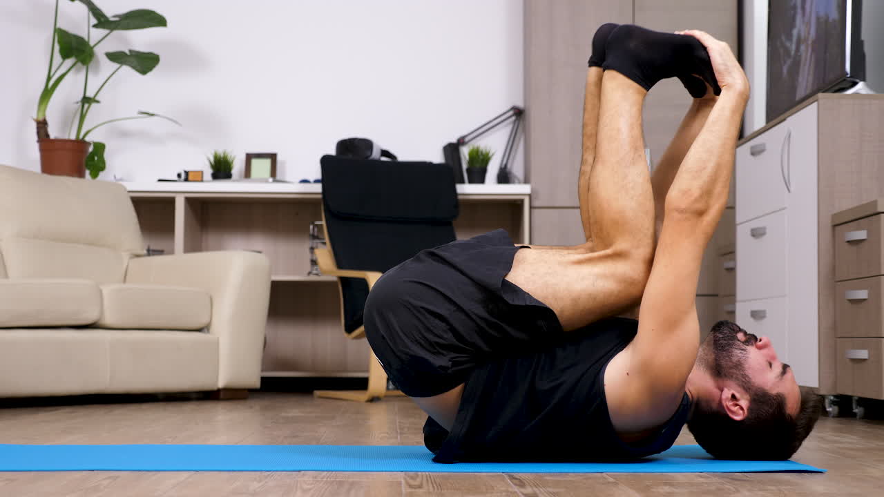 hombre haciendo yoga en casa