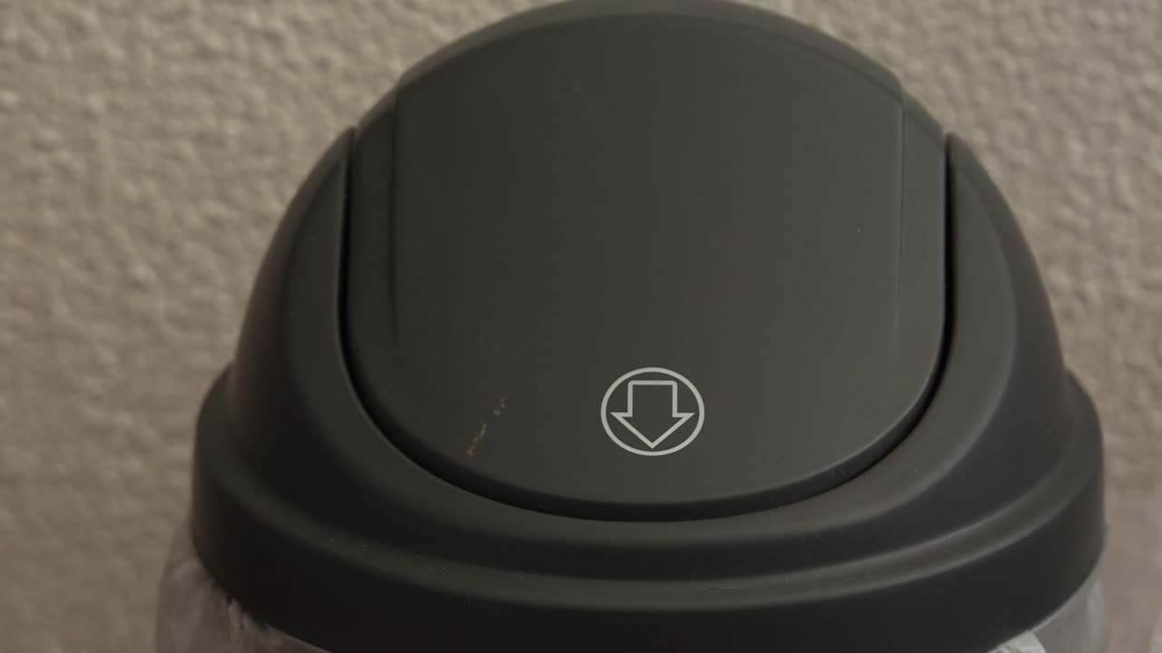 basura que se desecha en un pequeño contenedor de basura