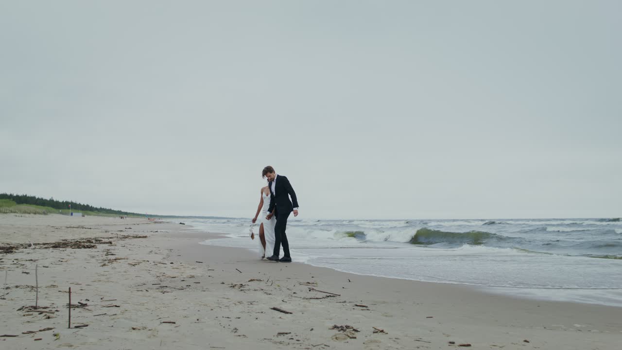 해변 에서 결혼 한 부부