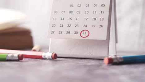 calendario con lápices y gomas de borrar