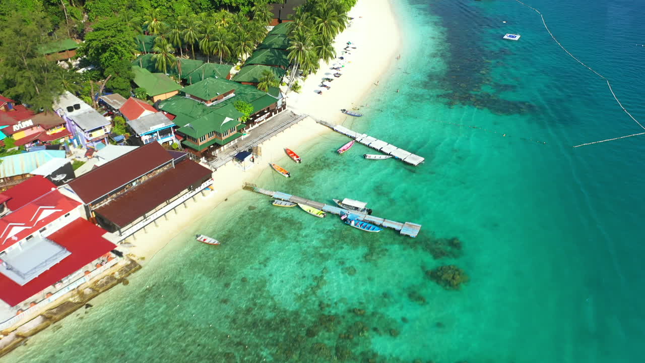 여름은 해변에서 즐기기 위한 것입니다.