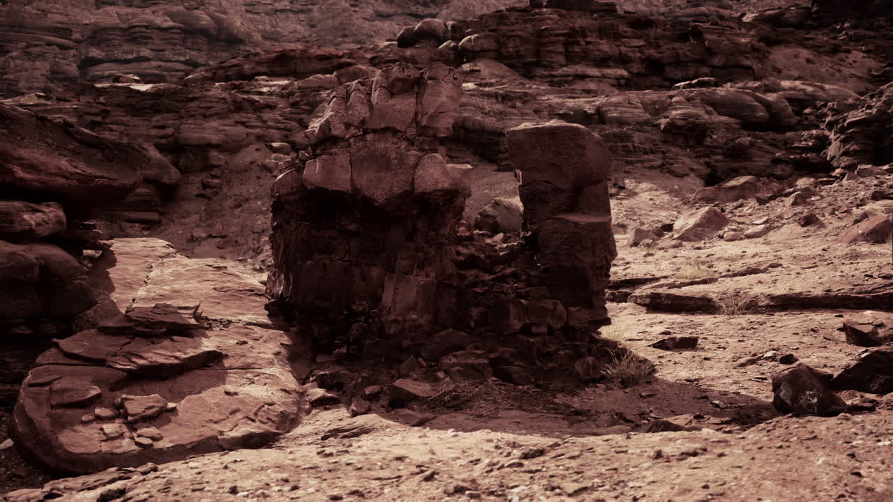 formación de roca roja en un cañón del desierto