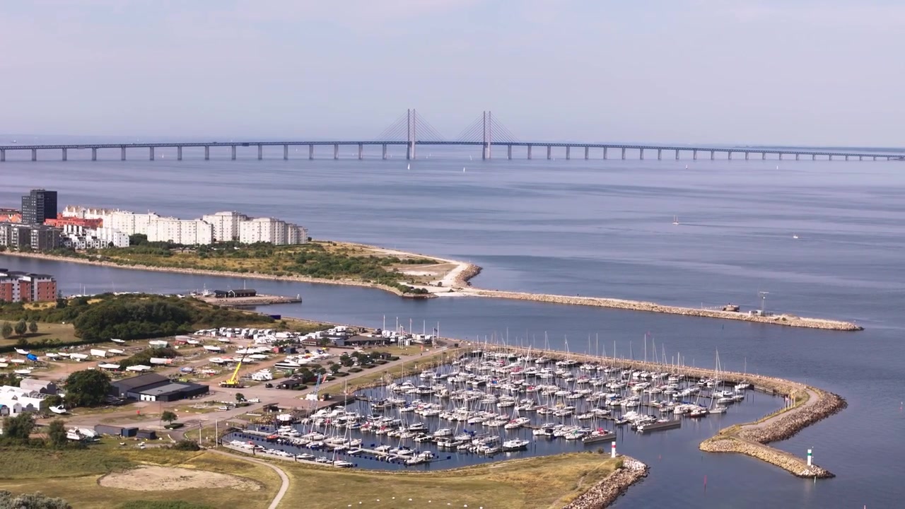 Øresundsbroen, lejlighedsbygninger, hav og marina i Malmø, Sverige