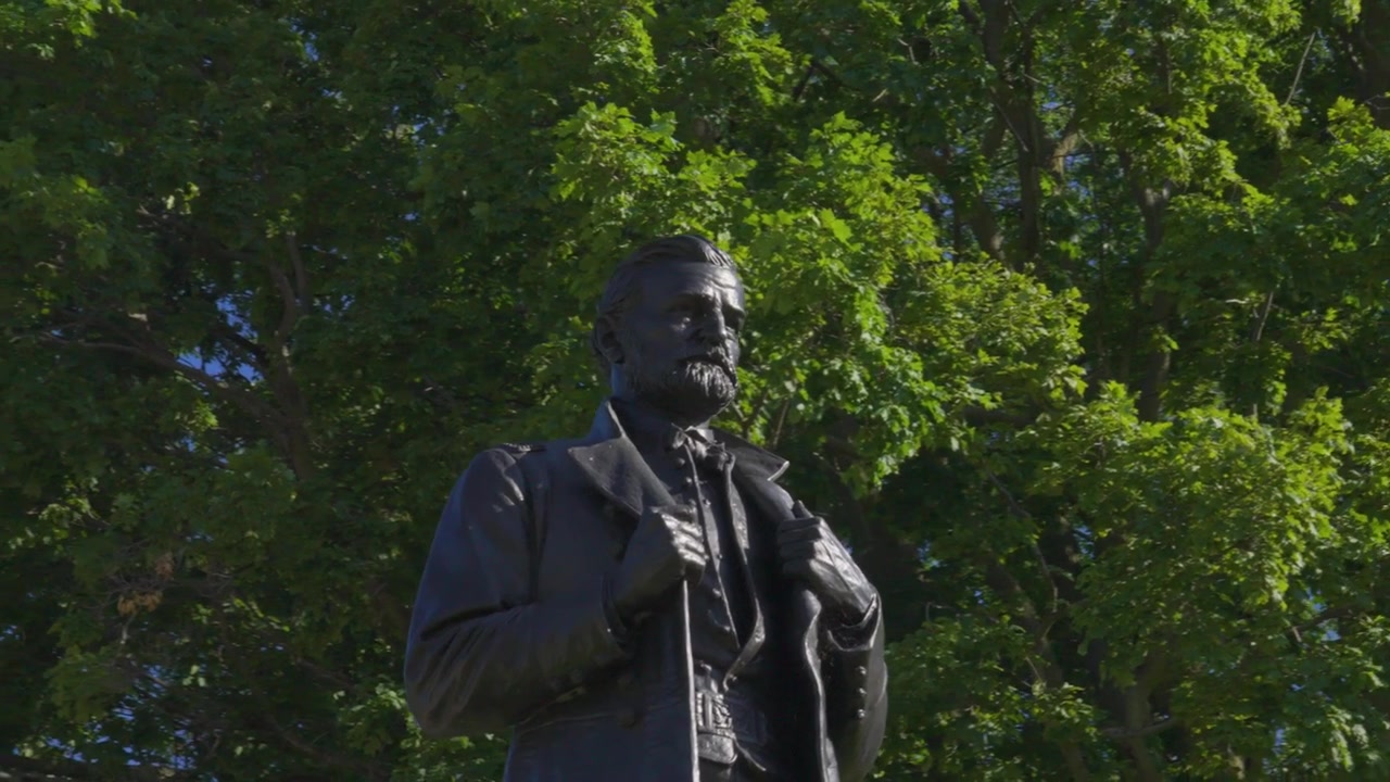 Close camera spin at slight low angle. Featuring a statue of President Grant.