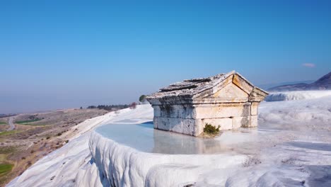 paisaje impresionante: pamukkale, pavo aguas termales naturales minerales que forman formaciones de depósitos minerales de piedra caliza travertina