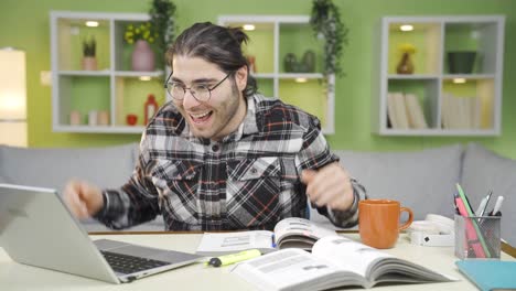 alegraos, el joven de la universidad será feliz.