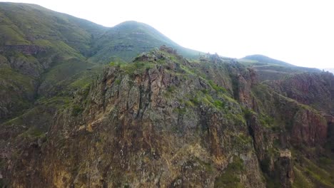 Tmogvi-Es-Una-Fortaleza-En-Ruinas-En-La-Región-Georgiana-Del-Sur-De-Samtskhe-javakheti,-En-La-Margen-Izquierda-Del-Río-Kura,-A-Pocos-Kilómetros-Río-Abajo-De-La-Ciudad-Cueva-De-Vardzia