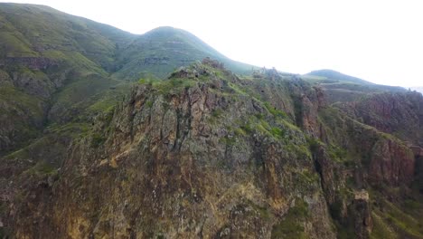 tmogvi es una fortaleza en ruinas en la región georgiana del sur de samtskhe-javakheti, en la margen izquierda del río kura, a pocos kilómetros río abajo de la ciudad cueva de vardzia