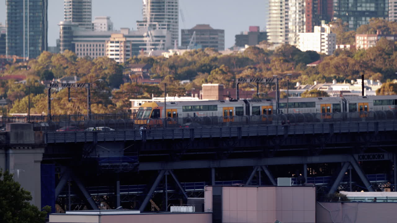 호주 뉴 사우스 웨일즈의 시드니 하버 브리지에서 달리는 기차와 자동차 - 추적 샷, 슬로우 모션