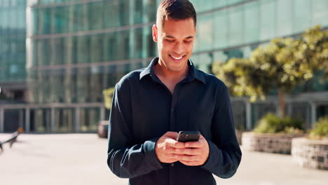 Stadt,-Telefon-GPS-Und-Lächeln,-Mann-Geht