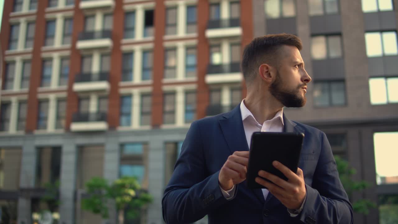 hombre usando su tableta para encontrar la dirección correcta