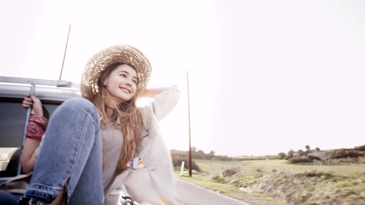hermosa adolescente disfrutando de un paseo en una camioneta