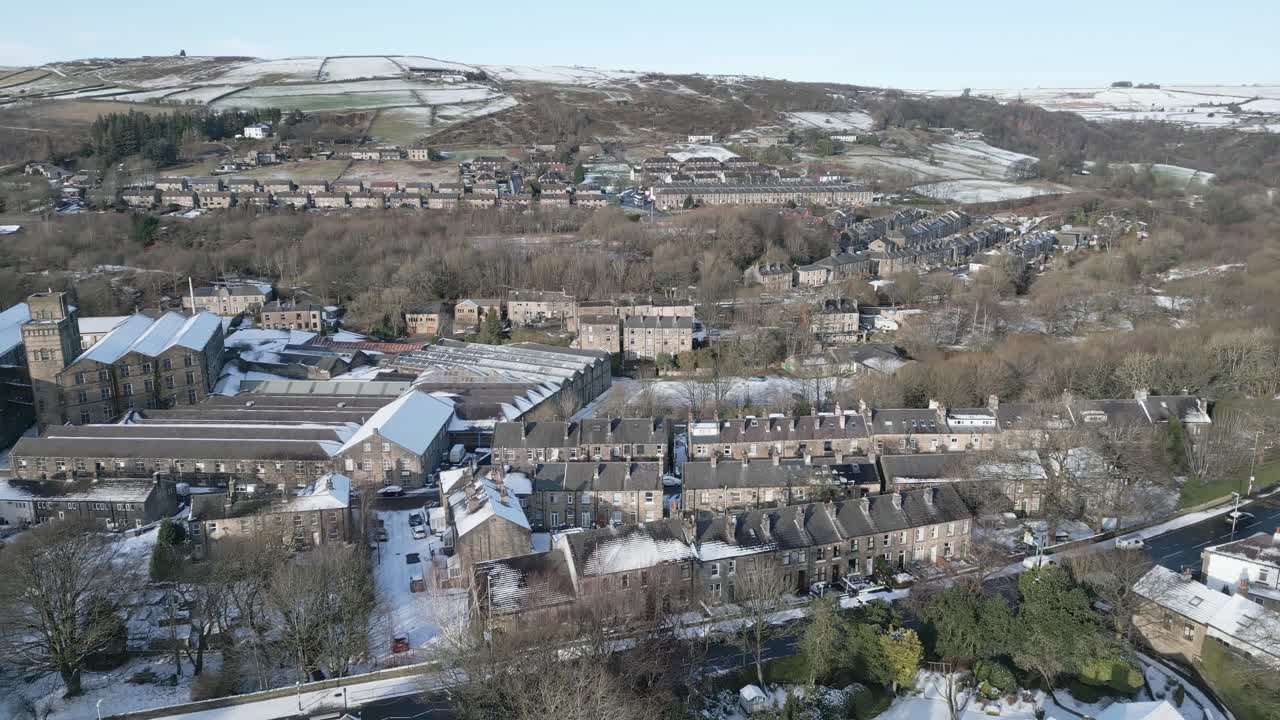 frío invierno nevado vista aérea cinematográfica paisaje urbano paisaje urbano con techos cubiertos de nieve panorama 4k marsden village west yorkshire, endland