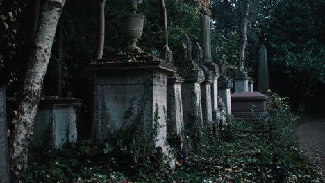 Lápidas-Antiguas-En-Un-Cementerio-Gótico