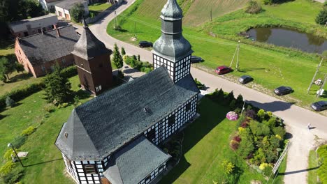 histórica iglesia de madera media ángulo alto aéreo volar lejos día soleado