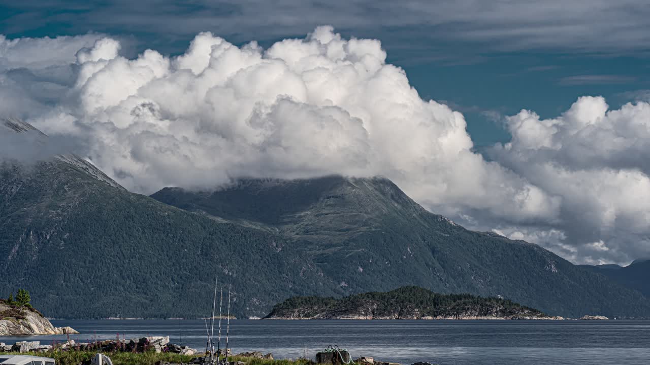 산 위로 흐르는 하얀 솜털 구름