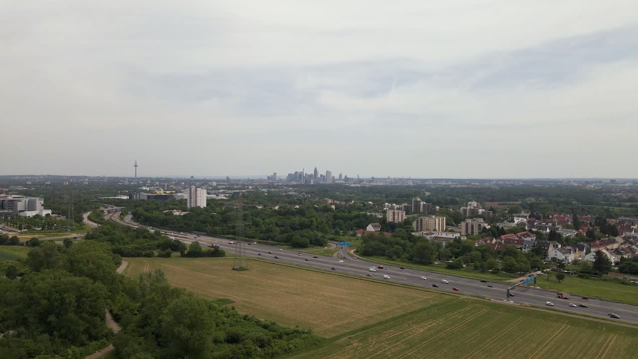 흐린 봄날 분주한 a66 고속도로 뒤에 있는 독일 프랑크푸르트의 도시 풍경