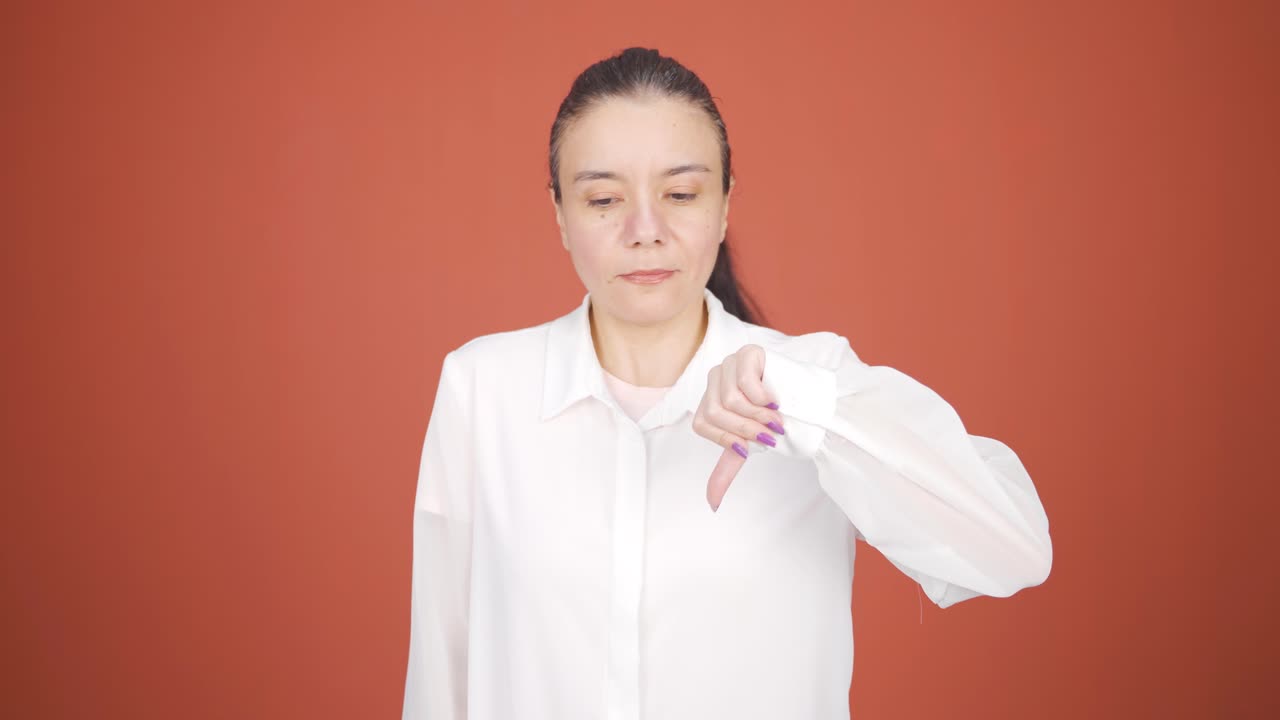 부정적인 표정으로 카메라를 바라보는 여자.