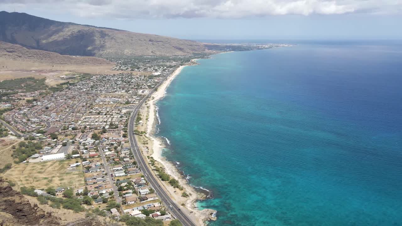 carretera con montañas y ciudad junto al agua del océano tropical en la costa de la isla tropical