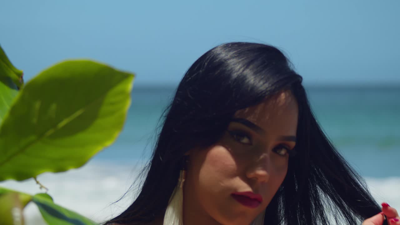 해변에서  ⁇ 은 날에 젊은 여성의 얼굴을 가까이