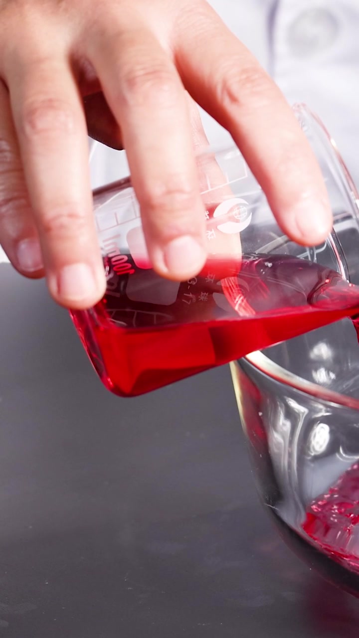 Versare liquido in una ciotola con una candela.
