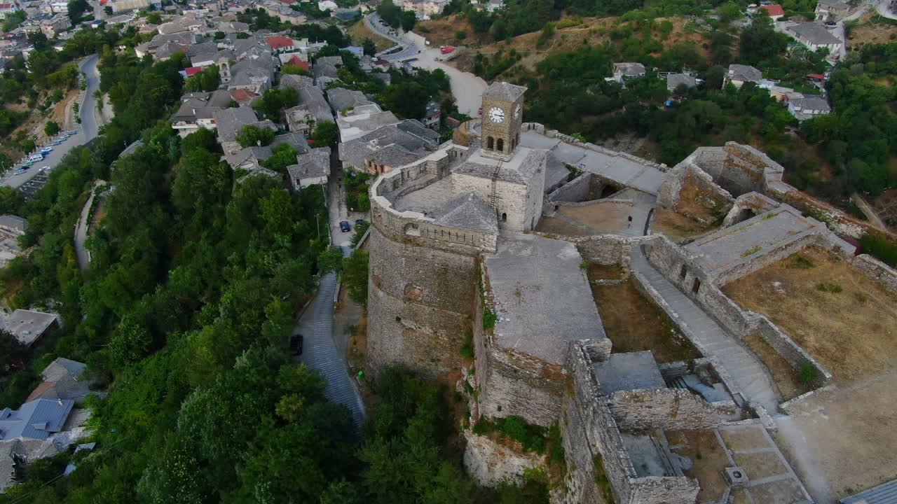 Ripresa drone 4K dell'orologio del Castello di Argirocastro, situato ad Argirocastro, Albania