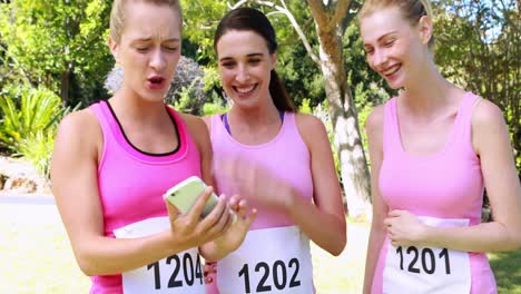 Mujeres-Jóvenes-Atletas-Tomándose-Una-Selfie