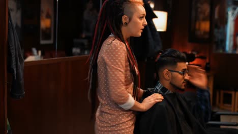 un homme attrayant au salon de coiffure