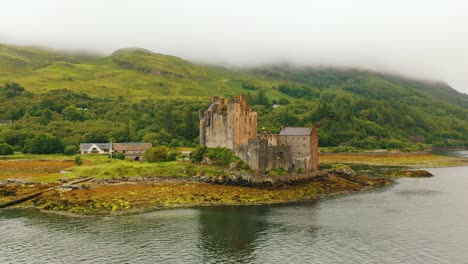 Volando-Sobre-El-Castillo-De-Eilean-Donan-En-Escocia-En-Un-Vídeo-De-Una-Mañana-De-Verano