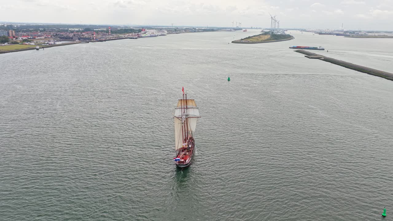 Havnescene fra Rotterdam med seilskipet Oosterschelde til sjøs, Nederland.