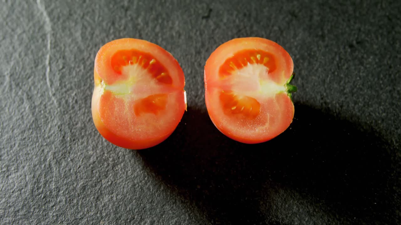 회색 바탕에 반으로  ⁇ 은 토마토 4k 4k