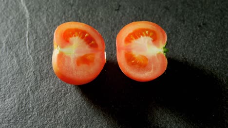 tomate dividido en dos sobre un fondo gris 4k 4k