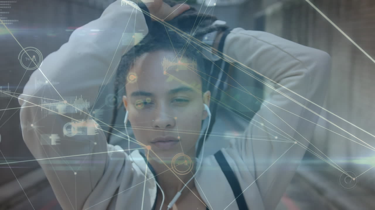 red de conexiones y procesamiento de datos contra afroamericana mujer en forma atando su cabello