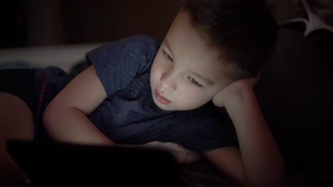 niño viendo dibujos animados en el pad en casa