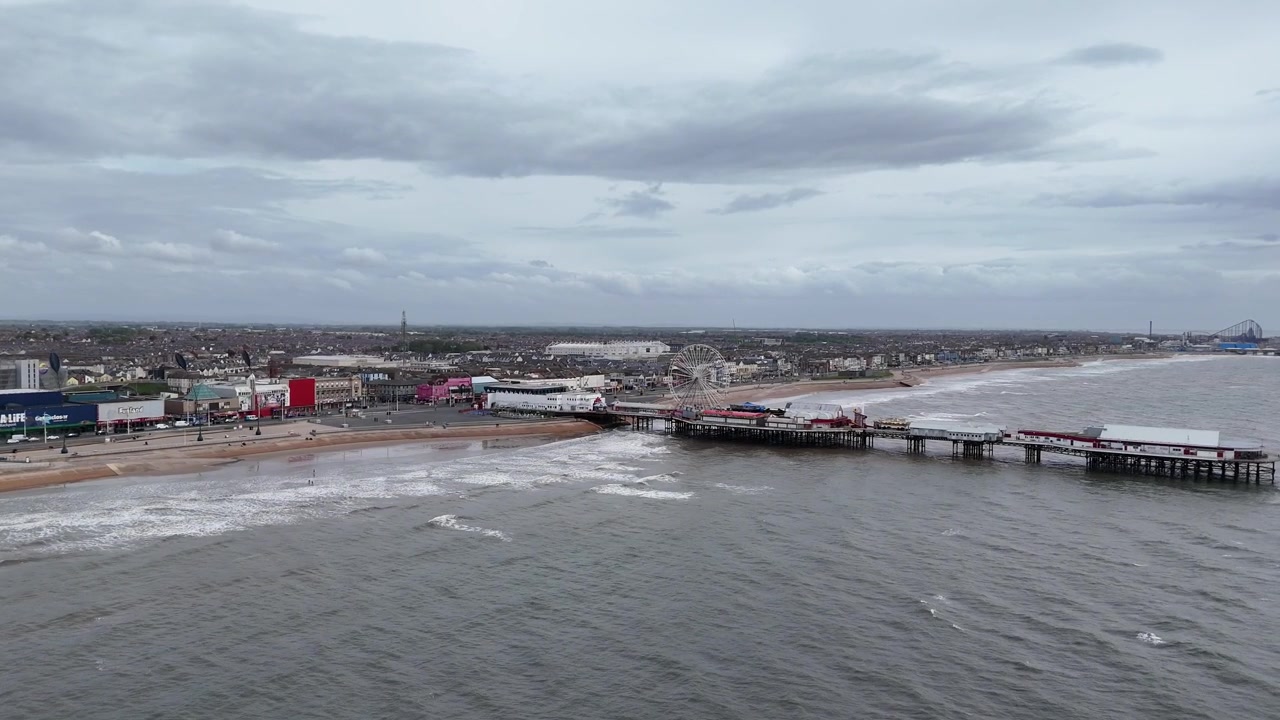 Drohnen-Luftaufnahme des Central Pier Blackpool, Lancashire, UK.