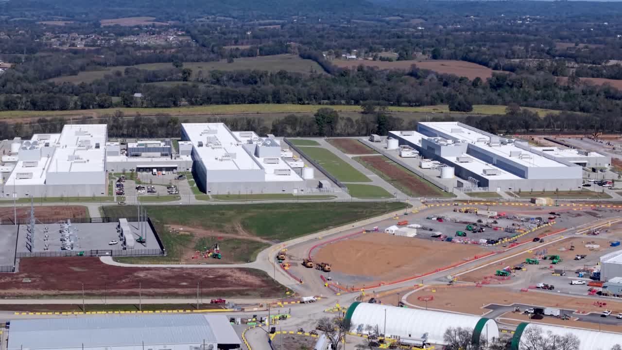 Luftfoto, moderne datacentre i Gallatin, Tennessee, storstilet digital infrastruktur, sikre faciliteter og teknologibygninger, der understøtter Cloudcomputing og datalagring