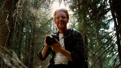 Mann-Fotografiert-Die-Landschaft-Mit-Der-Kamera.-Reisender-Mit-Fotokamera-Im-Wald