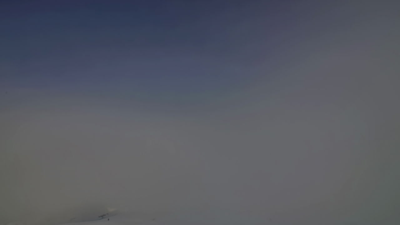 하얀 눈 덮인 산들 위로 구름 반전의 시간 경과