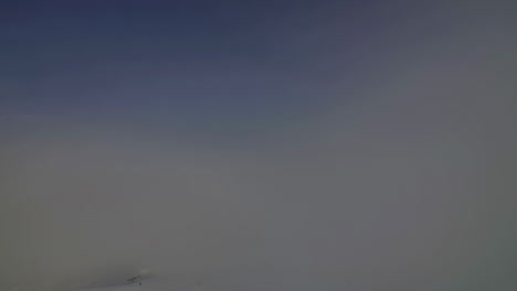 Lapso-De-Tiempo-De-Inversión-De-Nubes-Sobre-Montañas-Cubiertas-De-Nieve-Blanca