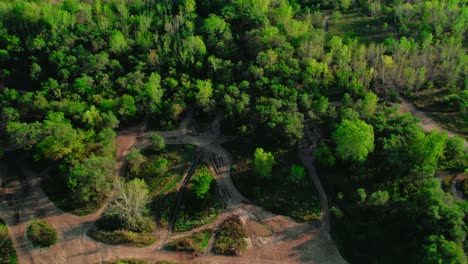 Revelando-Grandes-Pistas-De-Motos-De-Cross-Para-Motosport-Junto-Al-Lago-Y-La-Autopista