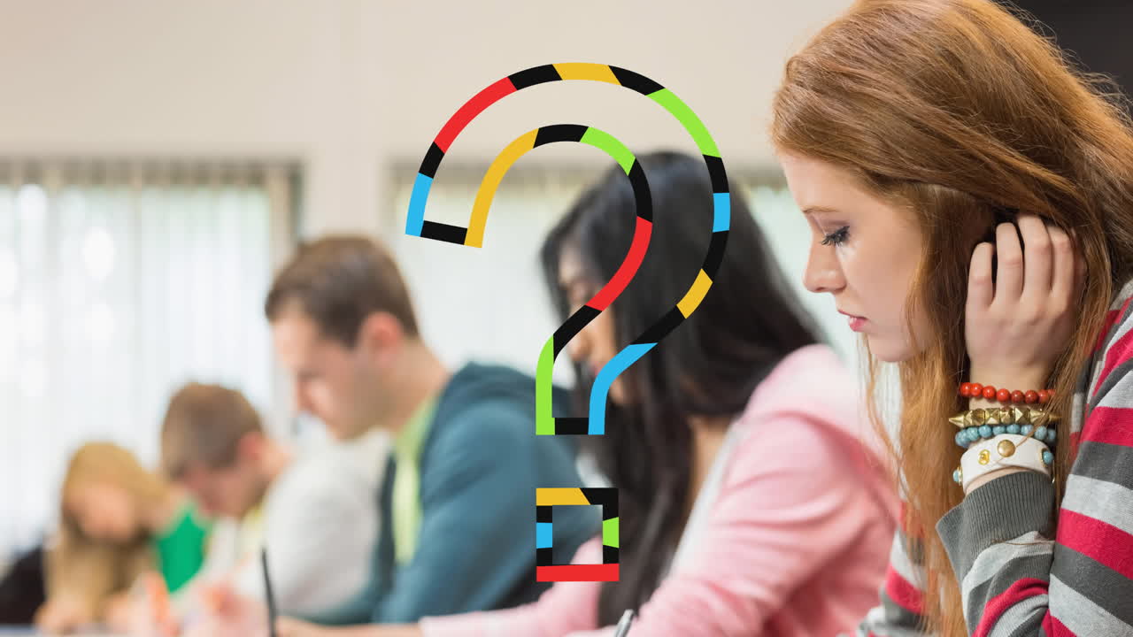 animación de signos de interrogación multicolores sobre diversos estudiantes adultos que escriben en el aula