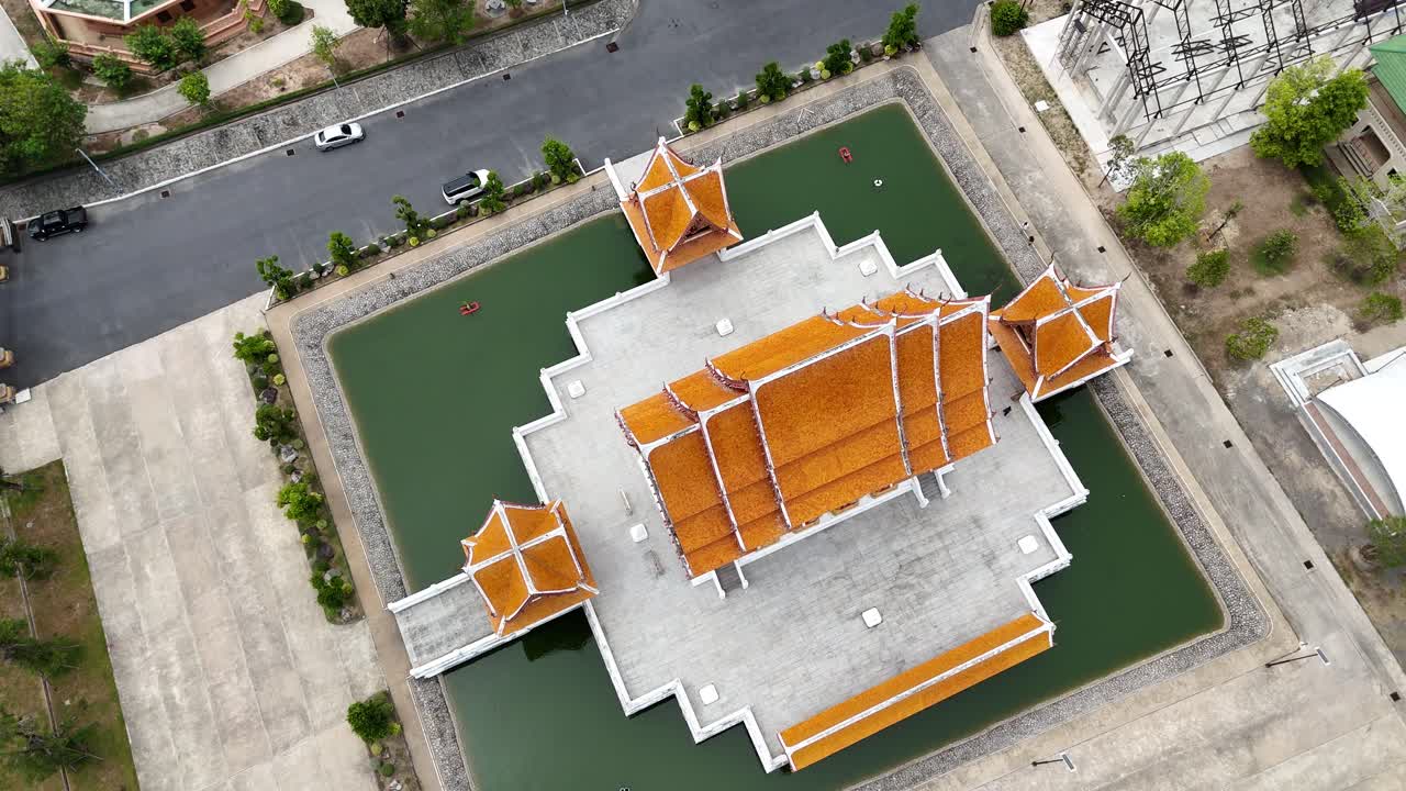 las imágenes de drones capturan una impresionante vista aérea de un templo budista en phuket, tailandia, mostrando su intrincada arquitectura y sus alrededores serenos.
