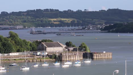 El-Río-Tamar-Entre-Devon-Y-Cornwall-En-Un-Día-De-Verano-Con-Yates-Y-La-Ciudad-De-Torpoint-En-La-Distancia