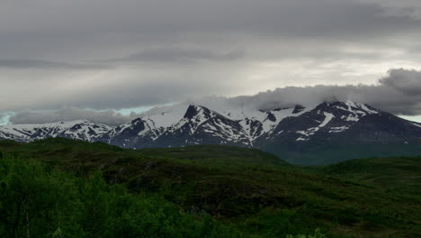 Timelapse-De-Nubes-Moviéndose-Sobre-Montañas-Nevadas