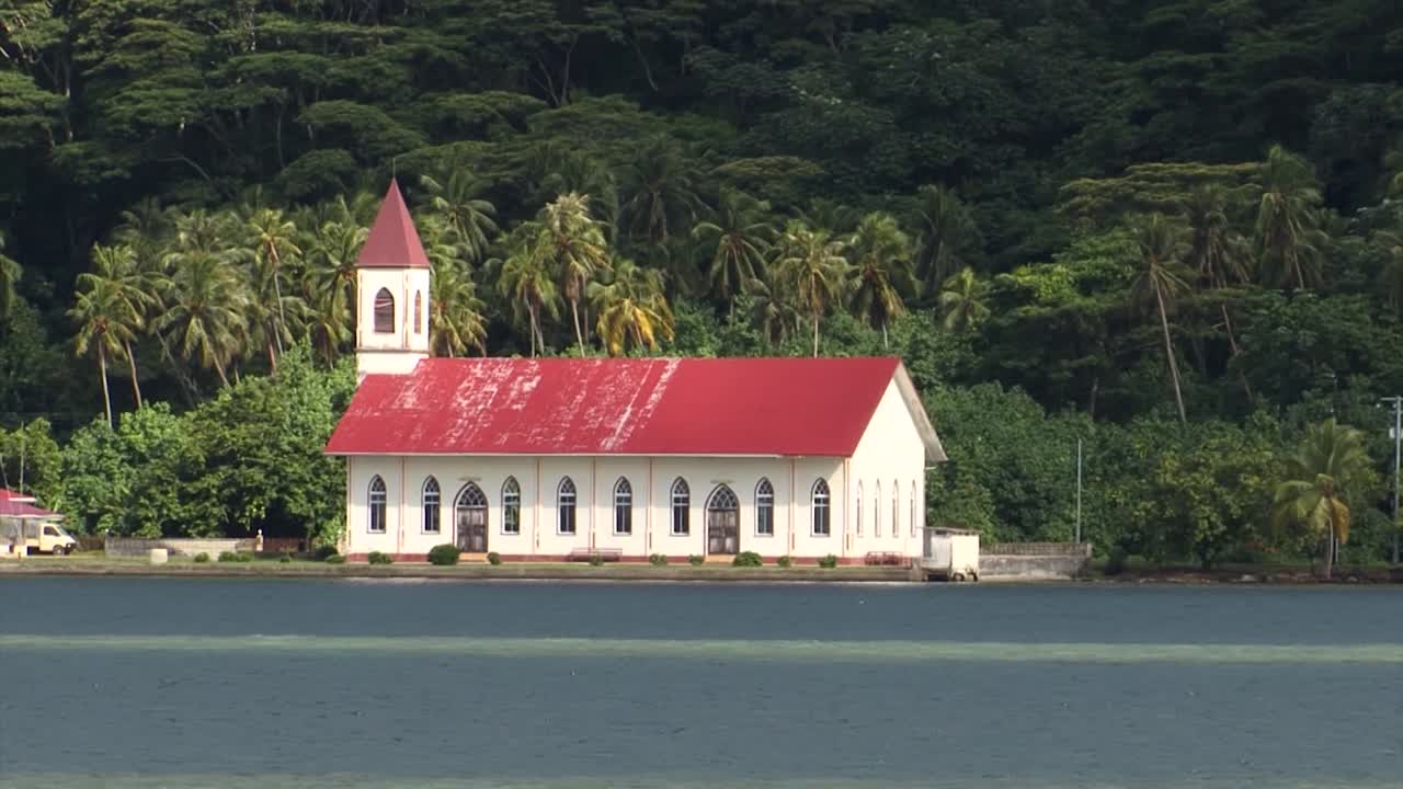 pequeña iglesia en uturoa, raiatea, islas sociedad, polinesia francesa