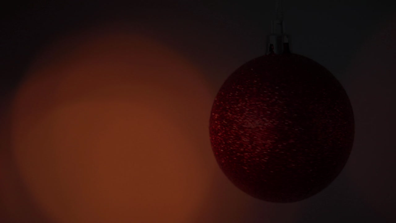 рождество. рождество красная игрушка качается на белом фоне