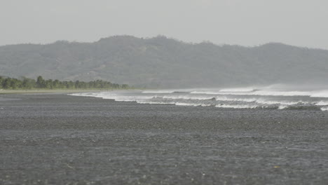 Low-Angle-Aufnahme-Von-Wellen,-Die-Bei-Ebbe-An-Der-Küste-Der-Insel-Canas-Krachen