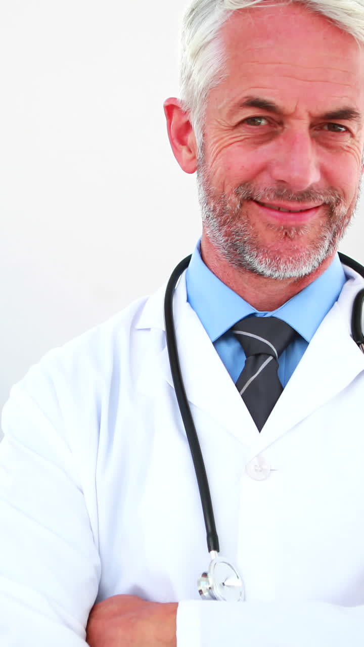 el médico sonriente mirando a la cámara