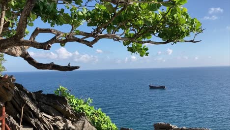 Blick-über-Die-Wunderschöne-Vogelinsel-Mit-Einem-Schiff,-Ngwe-Saung-Beach,-Myanmar