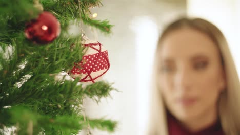 Glückliche-Frau,-Die-Weihnachtsbaum-Schmückt